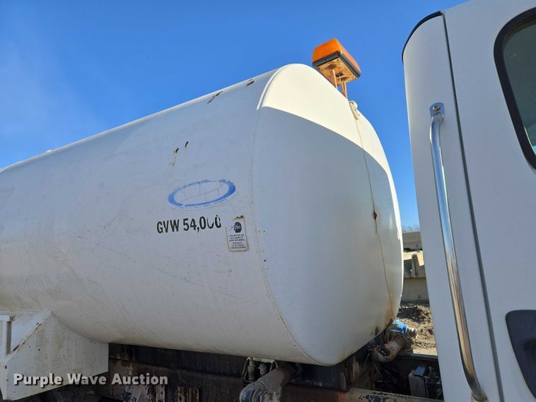 image for item ET5414 2004 Freightliner M2 water truck