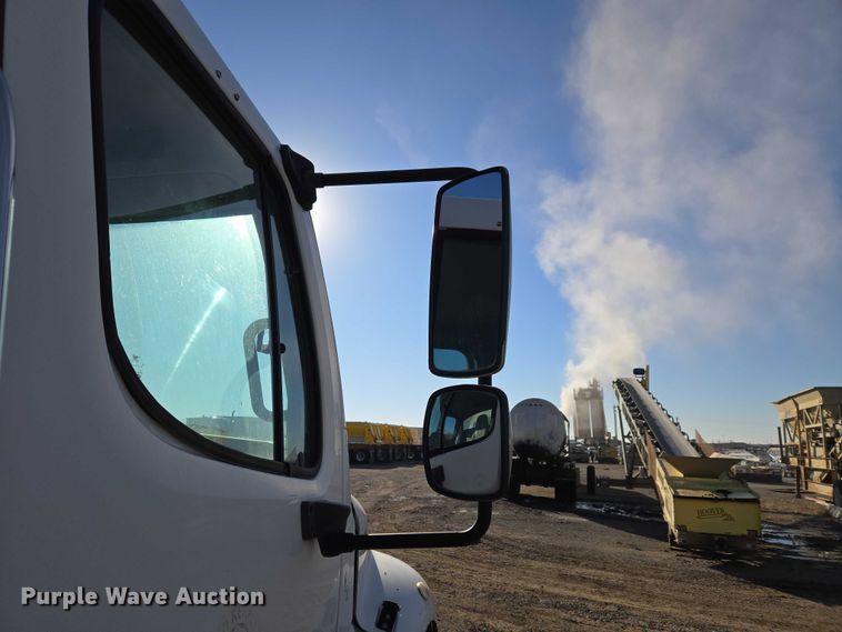 image for item ET5414 2004 Freightliner M2 water truck