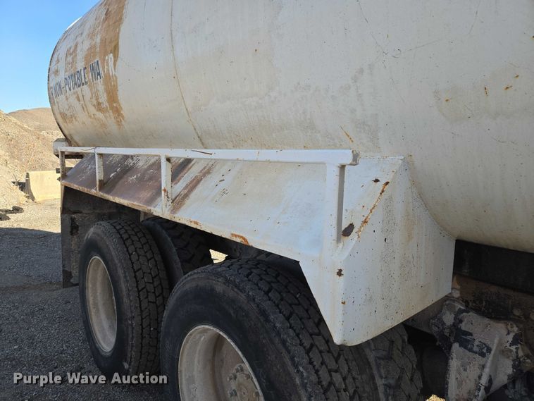 image for item ET5414 2004 Freightliner M2 water truck