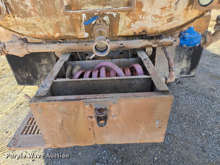 image for item ET5414 2004 Freightliner M2 water truck