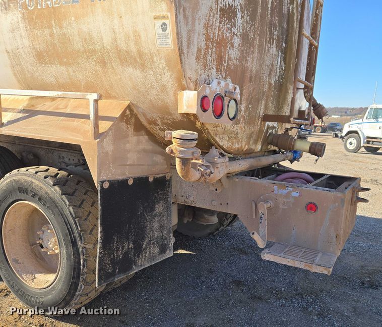 image for item ET5414 2004 Freightliner M2 water truck