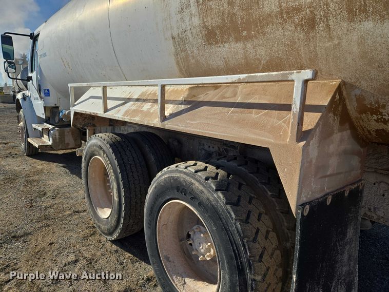 image for item ET5414 2004 Freightliner M2 water truck