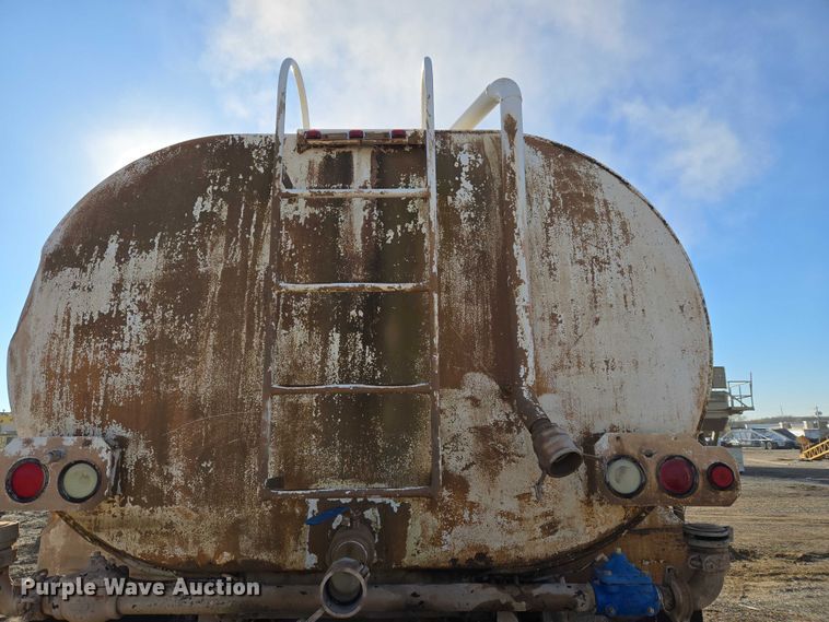 image for item ET5414 2004 Freightliner M2 water truck