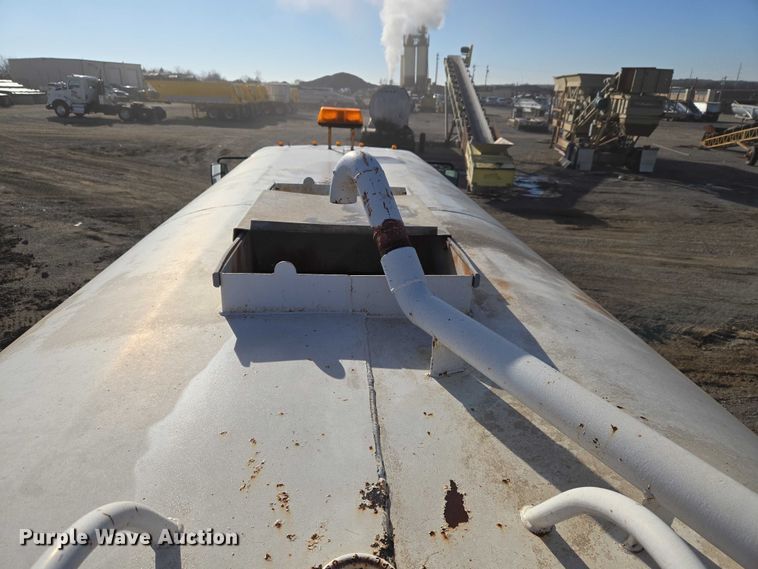 image for item ET5414 2004 Freightliner M2 water truck