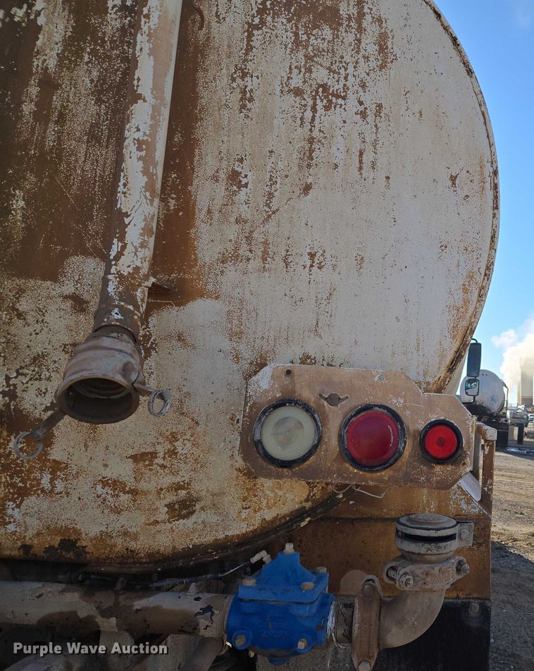 image for item ET5414 2004 Freightliner M2 water truck