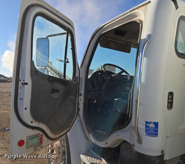 image for item ET5414 2004 Freightliner M2 water truck