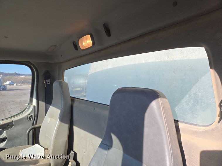 image for item ET5414 2004 Freightliner M2 water truck