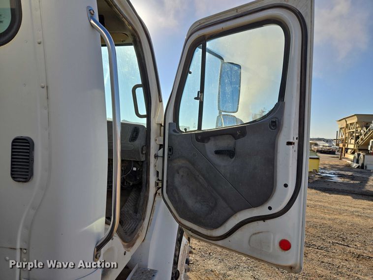 image for item ET5414 2004 Freightliner M2 water truck