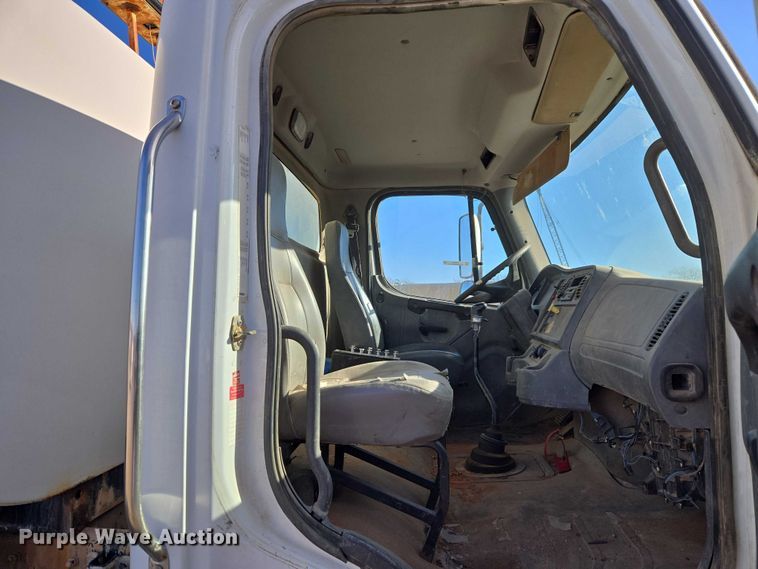 image for item ET5414 2004 Freightliner M2 water truck