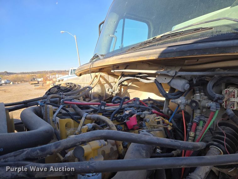 image for item ET5414 2004 Freightliner M2 water truck