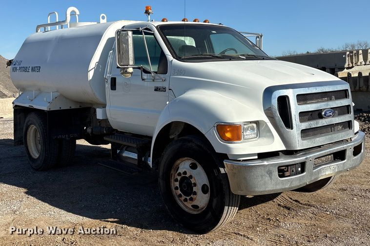 image for item ET5415 2008 Ford F750 water truck