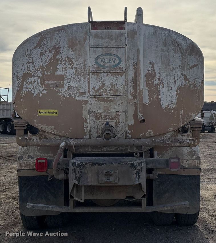 image for item ET5419 2011 Freightliner M2 water truck