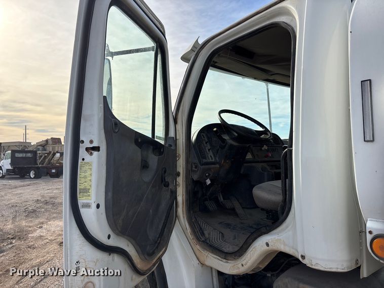 image for item ET5419 2011 Freightliner M2 water truck