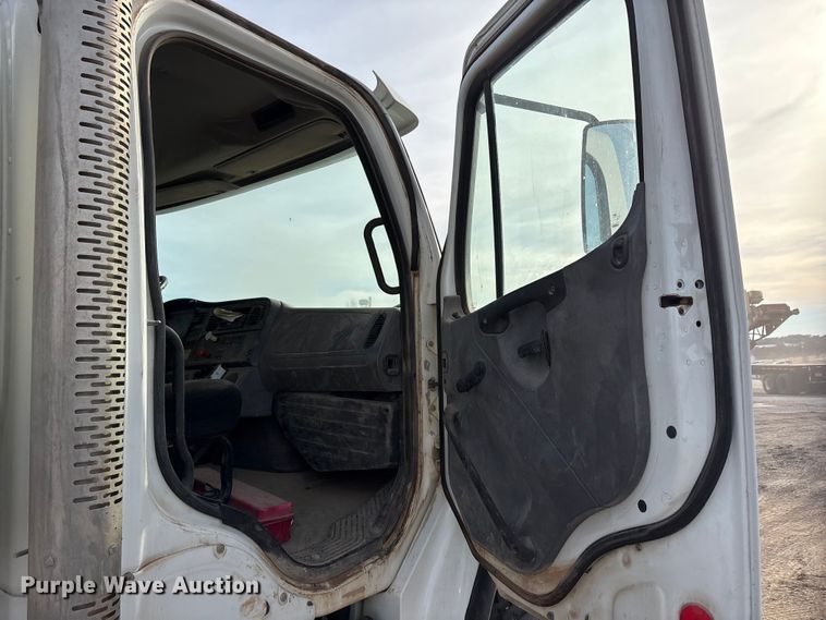 image for item ET5419 2011 Freightliner M2 water truck