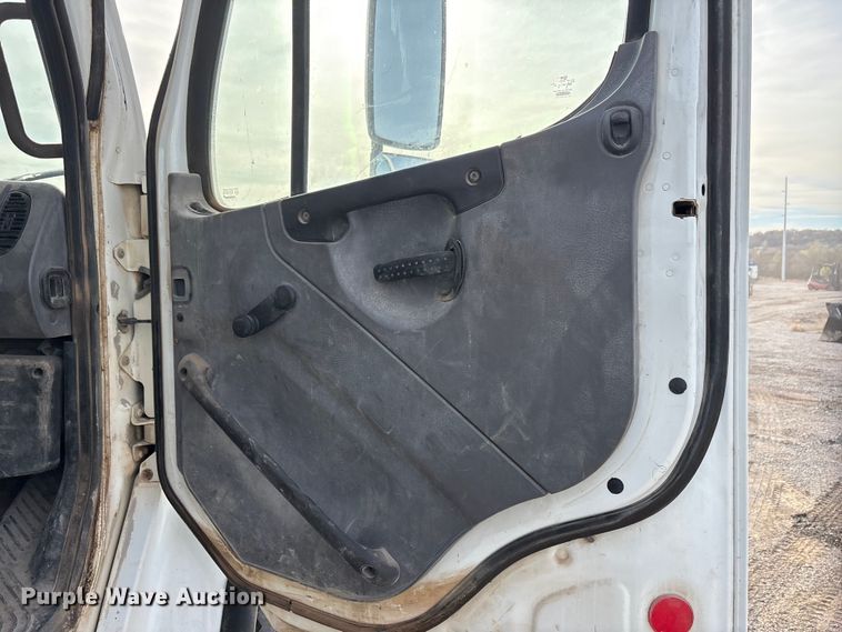 image for item ET5419 2011 Freightliner M2 water truck