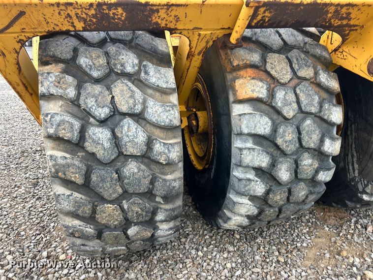 image for item ET6685 2012 John Deere 2112C scraper