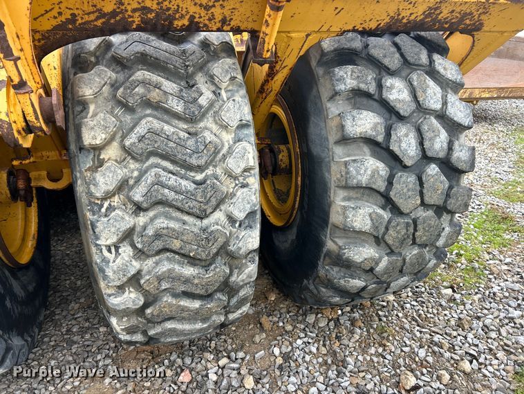 image for item ET6685 2012 John Deere 2112C scraper