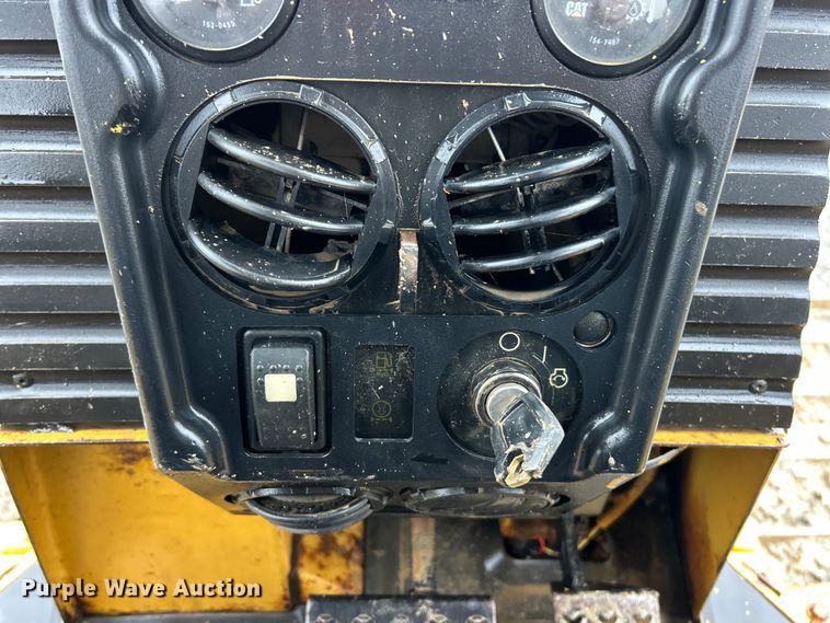 image for item ET6688 2005 Caterpillar D5G LGP dozer