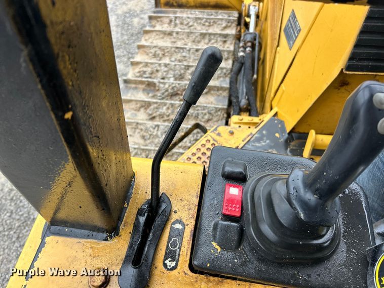 image for item ET6688 2005 Caterpillar D5G LGP dozer