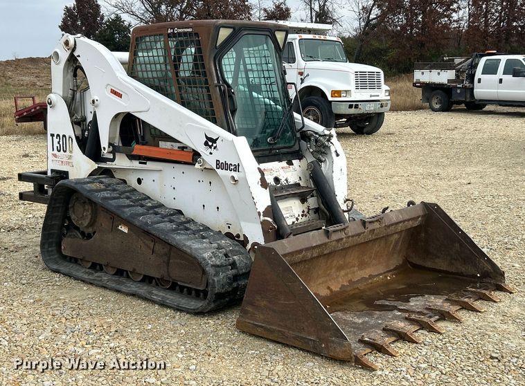 image for item ET6700 2003 Bobcat T300 tracked skid steer loader