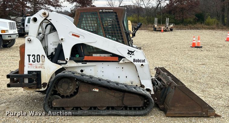 image for item ET6700 2003 Bobcat T300 tracked skid steer loader