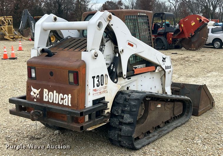 image for item ET6700 2003 Bobcat T300 tracked skid steer loader