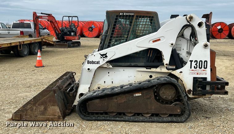 image for item ET6700 2003 Bobcat T300 tracked skid steer loader