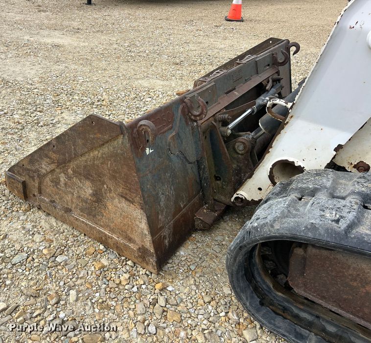 image for item ET6700 2003 Bobcat T300 tracked skid steer loader