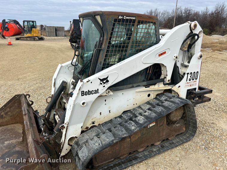 image for item ET6700 2003 Bobcat T300 tracked skid steer loader
