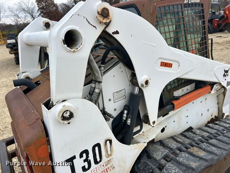 image for item ET6700 2003 Bobcat T300 tracked skid steer loader