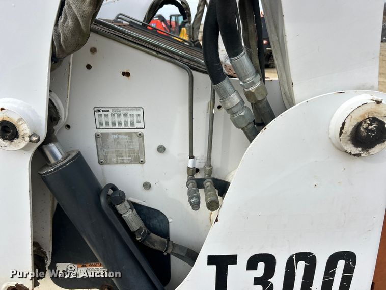 image for item ET6700 2003 Bobcat T300 tracked skid steer loader