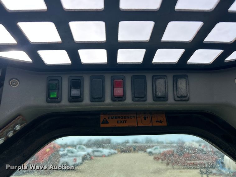 image for item ET6700 2003 Bobcat T300 tracked skid steer loader