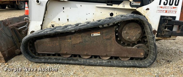 image for item ET6700 2003 Bobcat T300 tracked skid steer loader