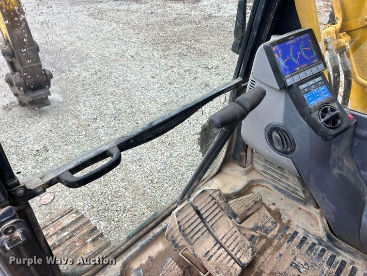 image for item ET6710 2013 Komatsu PC490LC-10 excavator