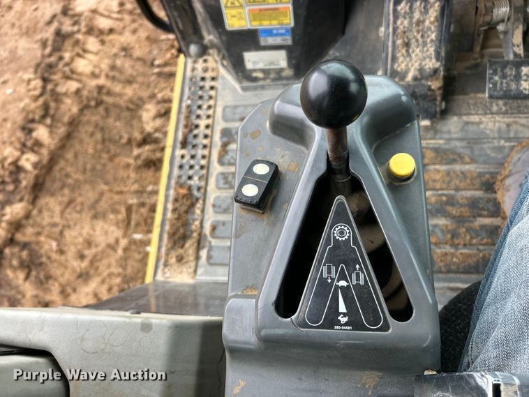 image for item ET6715 2015 Caterpillar 953D track loader