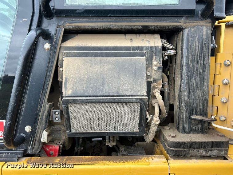 image for item ET6715 2015 Caterpillar 953D track loader