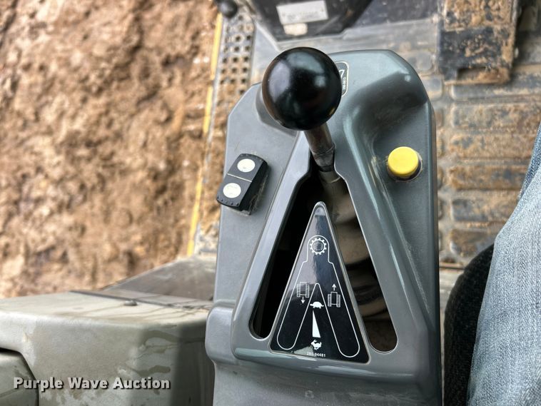 image for item ET6716 2015 Caterpillar 953D track loader