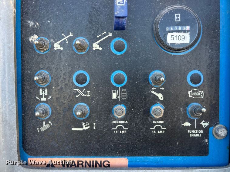 image for item ET6725 2002 Genie S80 boom lift