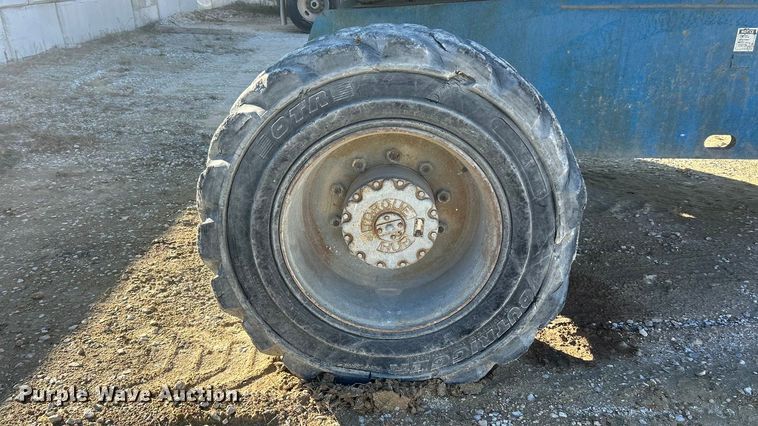 image for item ET6725 2002 Genie S80 boom lift