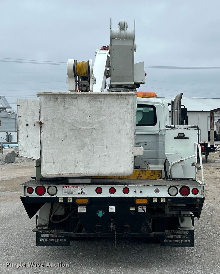 image for item ET6729 2007 International 7400 bucket truck