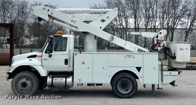 image for item ET6729 2007 International 7400 bucket truck