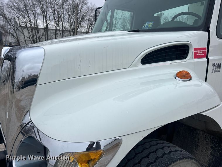 image for item ET6729 2007 International 7400 bucket truck