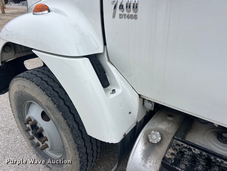 image for item ET6729 2007 International 7400 bucket truck