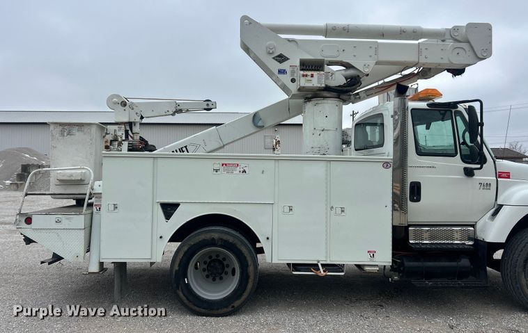 image for item ET6729 2007 International 7400 bucket truck