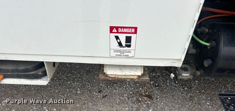 image for item ET6729 2007 International 7400 bucket truck