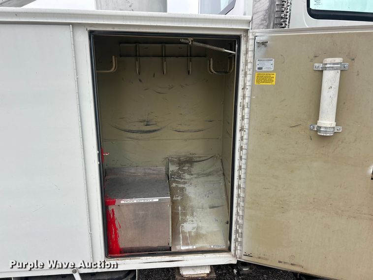 image for item ET6729 2007 International 7400 bucket truck