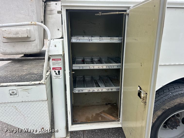 image for item ET6729 2007 International 7400 bucket truck