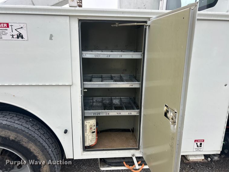 image for item ET6729 2007 International 7400 bucket truck