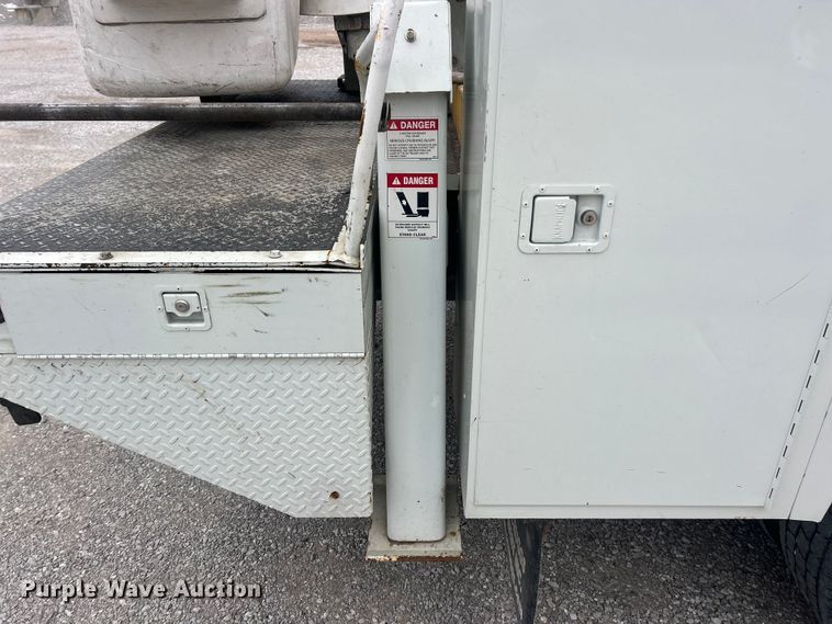 image for item ET6729 2007 International 7400 bucket truck