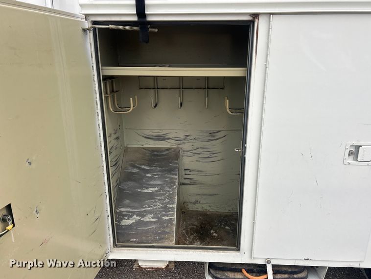 image for item ET6729 2007 International 7400 bucket truck